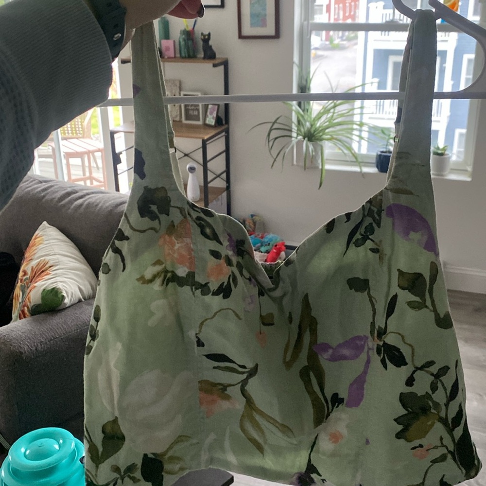 Cute cropped A&F top